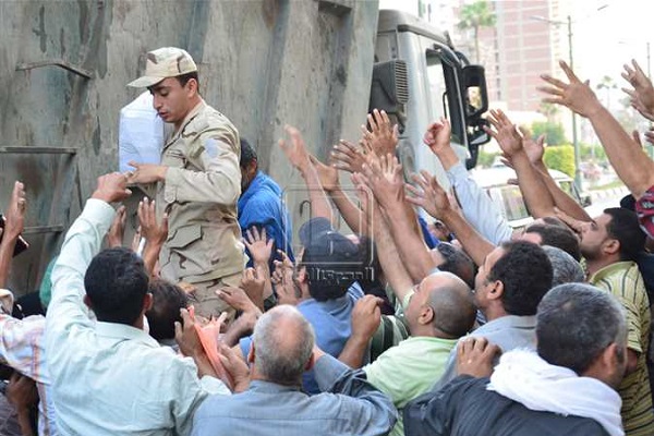 ثلث المصريين يعانون الفقر والجوع.. مصر تتفاوض مع صندوق النقد على قرض جديد 